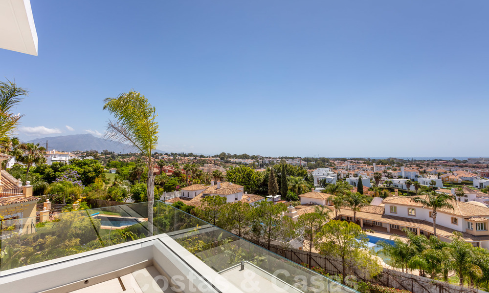 VERKOCHT. Super luxueuze eigentijdse villa met uitzicht op zee en bergen te koop in de Gouden Driehoek van Benahavis, Estepona, Marbella 25447