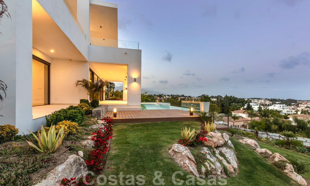 VERKOCHT. Super luxueuze eigentijdse villa met uitzicht op zee en bergen te koop in de Gouden Driehoek van Benahavis, Estepona, Marbella 25451