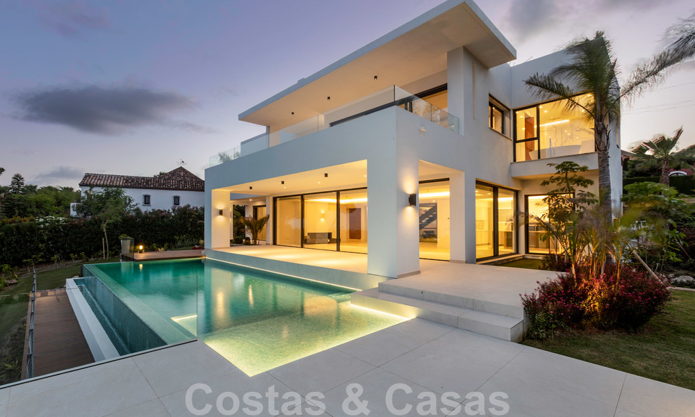 VERKOCHT. Super luxueuze eigentijdse villa met uitzicht op zee en bergen te koop in de Gouden Driehoek van Benahavis, Estepona, Marbella 25453