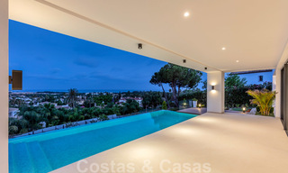 VERKOCHT. Super luxueuze eigentijdse villa met uitzicht op zee en bergen te koop in de Gouden Driehoek van Benahavis, Estepona, Marbella 25454 
