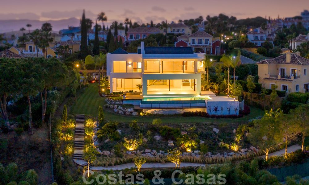 VERKOCHT. Super luxueuze eigentijdse villa met uitzicht op zee en bergen te koop in de Gouden Driehoek van Benahavis, Estepona, Marbella 25457