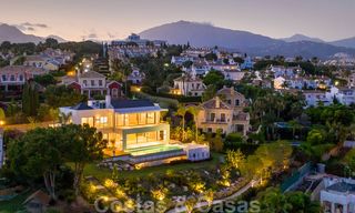 VERKOCHT. Super luxueuze eigentijdse villa met uitzicht op zee en bergen te koop in de Gouden Driehoek van Benahavis, Estepona, Marbella 25459 