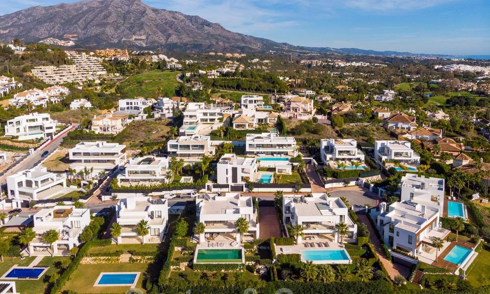 Elegante eigentijdse luxe villa met zeezicht te koop in het gegeerde Nueva Andalucia, Marbella 20880