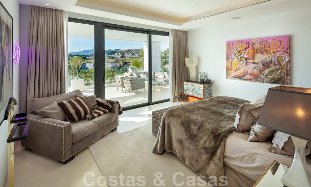 Elegante eigentijdse luxe villa met zeezicht te koop in het gegeerde Nueva Andalucia, Marbella 20887