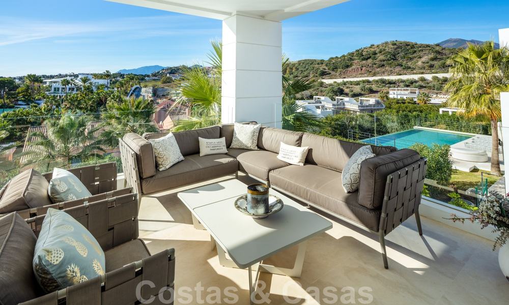 Elegante eigentijdse luxe villa met zeezicht te koop in het gegeerde Nueva Andalucia, Marbella 20890