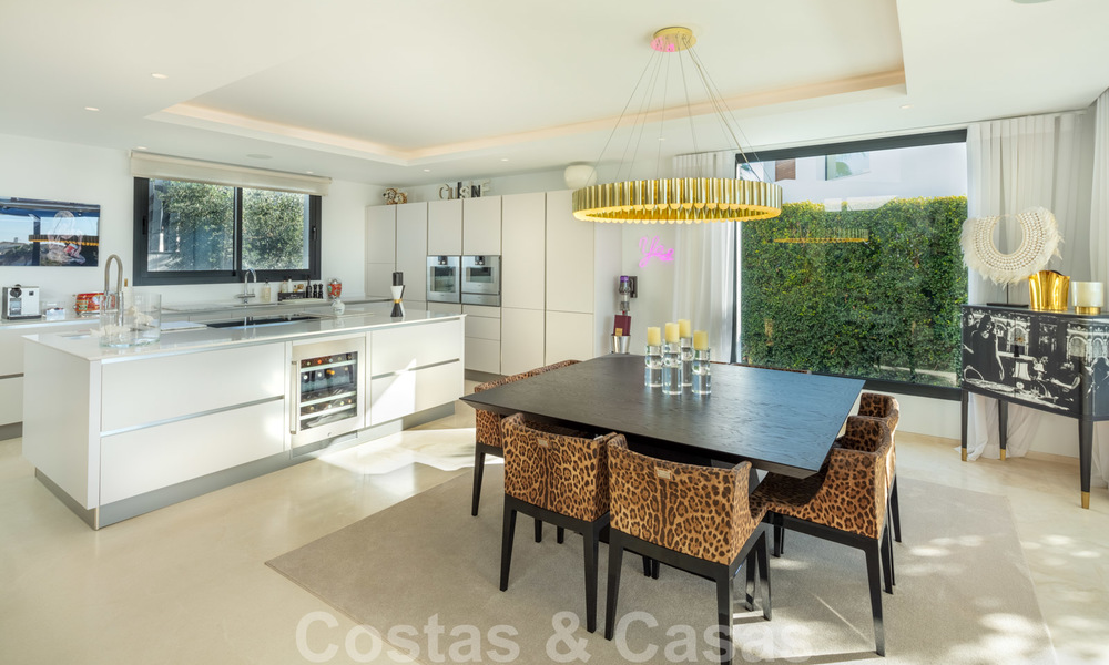 Elegante eigentijdse luxe villa met zeezicht te koop in het gegeerde Nueva Andalucia, Marbella 20892