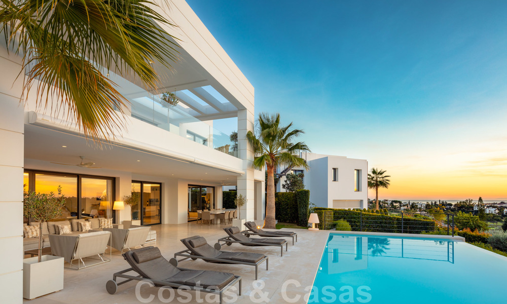 Elegante eigentijdse luxe villa met zeezicht te koop in het gegeerde Nueva Andalucia, Marbella 20905