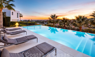 Elegante eigentijdse luxe villa met zeezicht te koop in het gegeerde Nueva Andalucia, Marbella 20909 