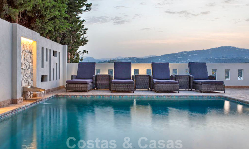 Charmante, volledig gerenoveerde luxe villa met uitzicht op zee en de bergen te koop, Nueva Andalucia, Marbella 20912