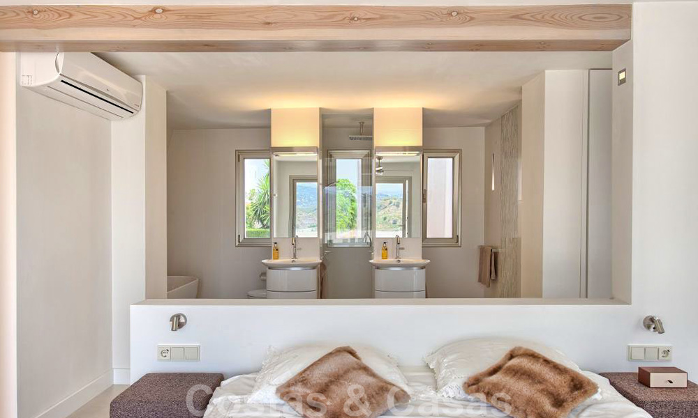 Charmante, volledig gerenoveerde luxe villa met uitzicht op zee en de bergen te koop, Nueva Andalucia, Marbella 20915