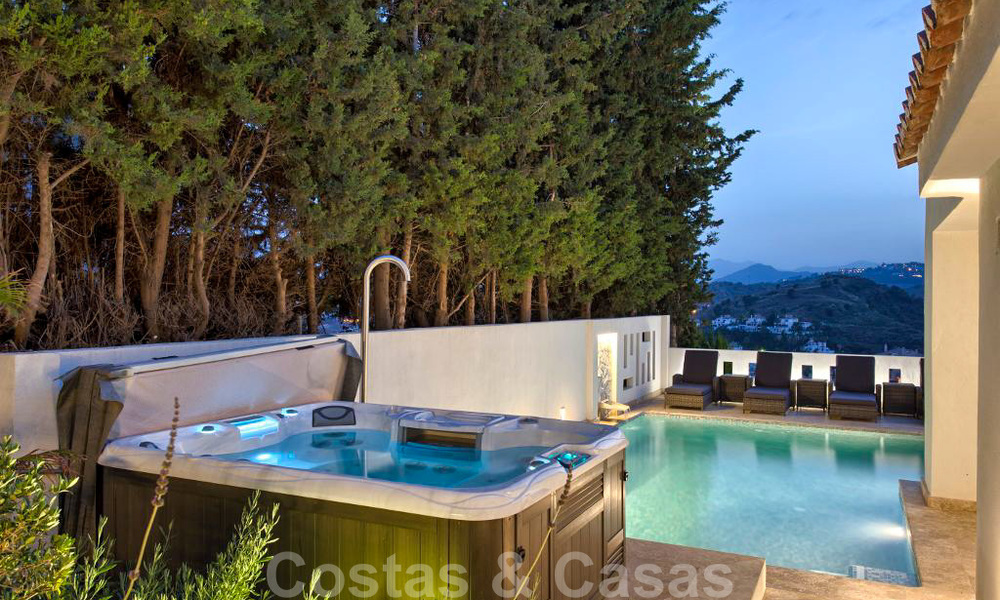 Charmante, volledig gerenoveerde luxe villa met uitzicht op zee en de bergen te koop, Nueva Andalucia, Marbella 20925
