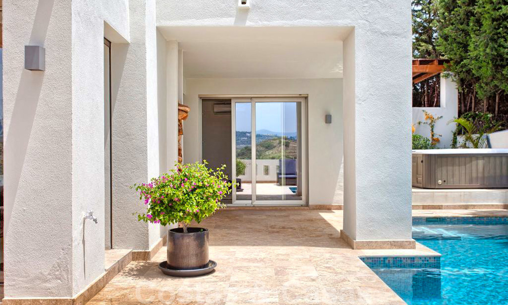 Charmante, volledig gerenoveerde luxe villa met uitzicht op zee en de bergen te koop, Nueva Andalucia, Marbella 20928