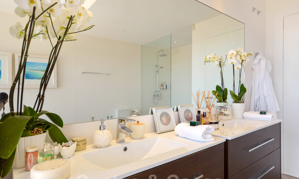 Moderne luxe villa met panoramisch zeezicht te koop in het prestigieuze Golden Mile district van Marbella 20965