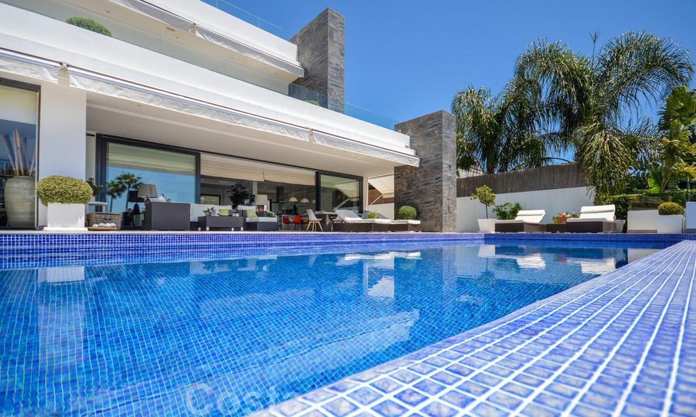 Moderne luxe villa met panoramisch zeezicht te koop in het prestigieuze Golden Mile district van Marbella 21009