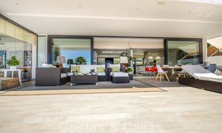 Moderne luxe villa met panoramisch zeezicht te koop in het prestigieuze Golden Mile district van Marbella 21010 