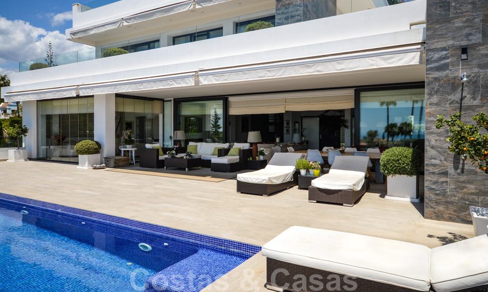 Moderne luxe villa met panoramisch zeezicht te koop in het prestigieuze Golden Mile district van Marbella 21012