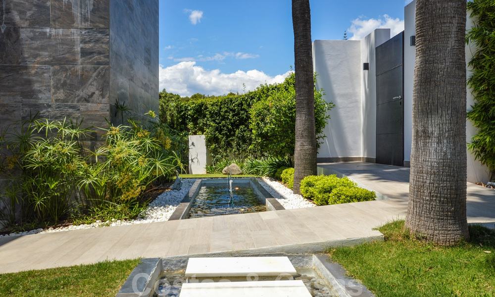 Moderne luxe villa met panoramisch zeezicht te koop in het prestigieuze Golden Mile district van Marbella 21014