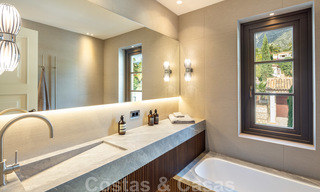 Statige, volledig gerenoveerde klassieke villa met zeezicht te koop, Sierra Blanca, Marbella 21026 