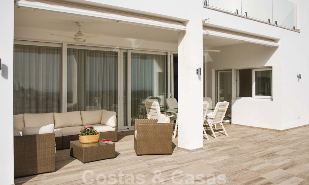 Te koop: instapklare nieuwe moderne villa met panoramisch uitzicht in een gegeerde urbanisatie in Benahavis - Marbella 21273