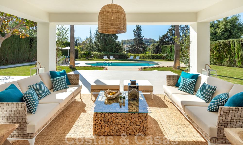 Majestueuze, volledig gerenoveerde Spaanse trendy villa te koop, direct aan de golfbaan in Nueva Andalucia, Marbella 21350