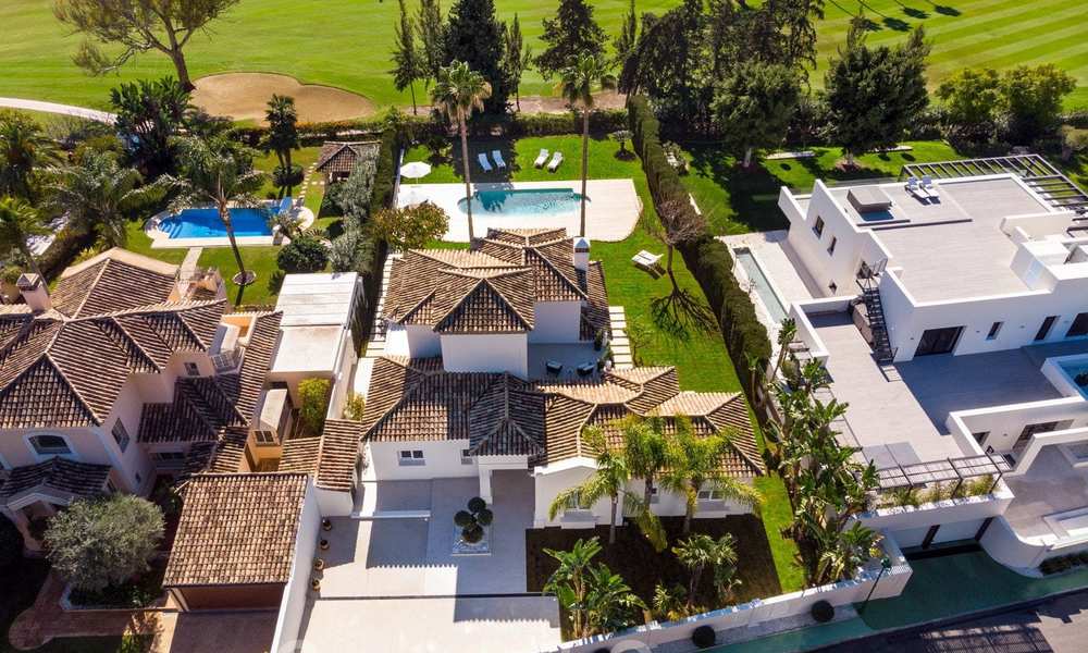 Majestueuze, volledig gerenoveerde Spaanse trendy villa te koop, direct aan de golfbaan in Nueva Andalucia, Marbella 21352