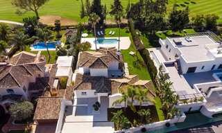 Majestueuze, volledig gerenoveerde Spaanse trendy villa te koop, direct aan de golfbaan in Nueva Andalucia, Marbella 21352 