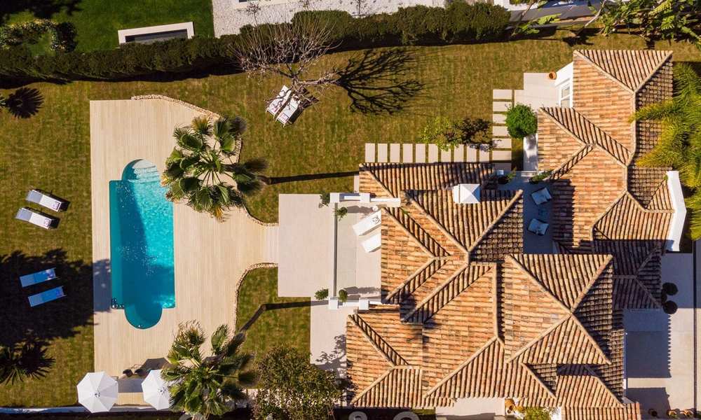Majestueuze, volledig gerenoveerde Spaanse trendy villa te koop, direct aan de golfbaan in Nueva Andalucia, Marbella 21353