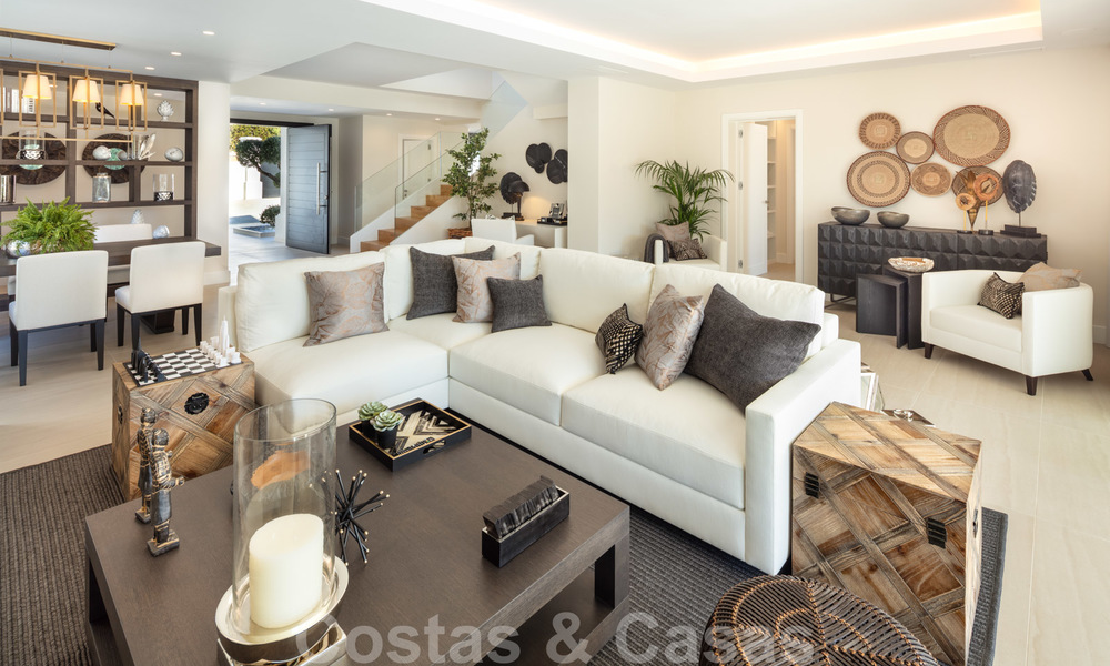 Majestueuze, volledig gerenoveerde Spaanse trendy villa te koop, direct aan de golfbaan in Nueva Andalucia, Marbella 21356