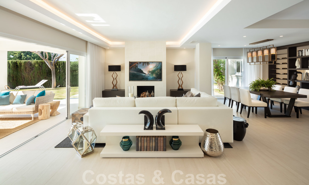 Majestueuze, volledig gerenoveerde Spaanse trendy villa te koop, direct aan de golfbaan in Nueva Andalucia, Marbella 21357