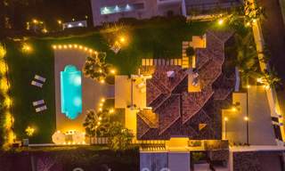 Majestueuze, volledig gerenoveerde Spaanse trendy villa te koop, direct aan de golfbaan in Nueva Andalucia, Marbella 21359 