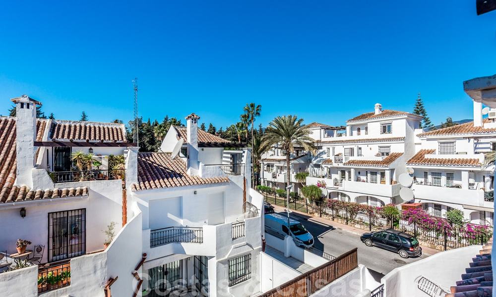 Ruime schakelwoning te koop, op loopafstand van voorzieningen en Puerto Banus in Nueva Andalucia, Marbella 21497
