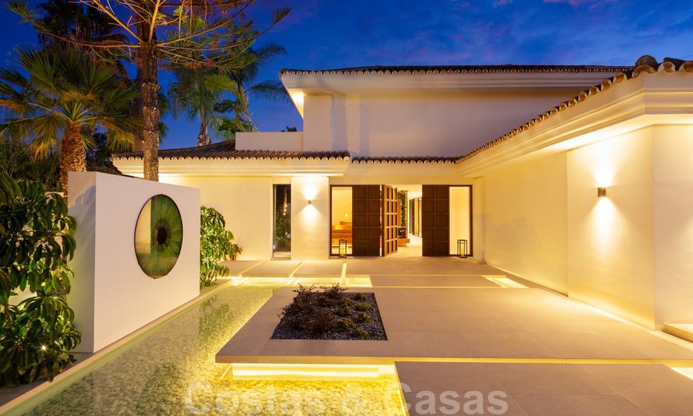 Weelderige modern-mediterrane luxe villa te koop, direct aan de golfbaan in Nueva Andalucia, Marbella 21501