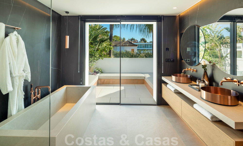 Weelderige modern-mediterrane luxe villa te koop, direct aan de golfbaan in Nueva Andalucia, Marbella 21505