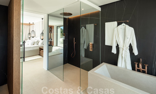Weelderige modern-mediterrane luxe villa te koop, direct aan de golfbaan in Nueva Andalucia, Marbella 21506 