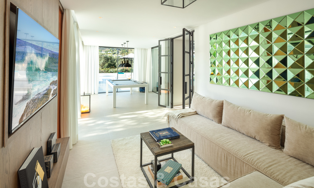 Weelderige modern-mediterrane luxe villa te koop, direct aan de golfbaan in Nueva Andalucia, Marbella 21511