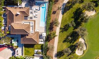 Weelderige modern-mediterrane luxe villa te koop, direct aan de golfbaan in Nueva Andalucia, Marbella 21515 