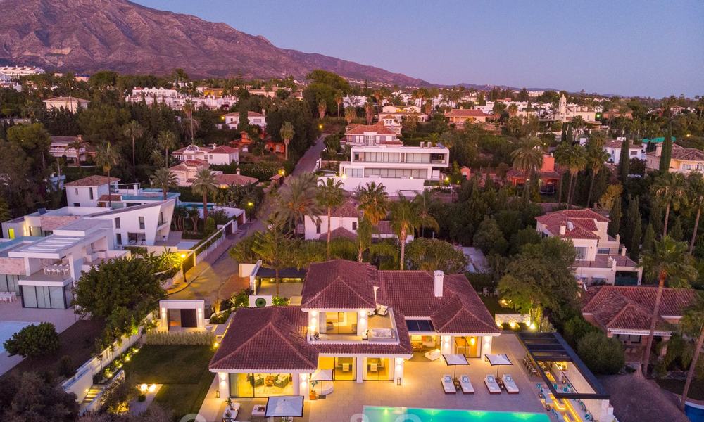 Weelderige modern-mediterrane luxe villa te koop, direct aan de golfbaan in Nueva Andalucia, Marbella 21521
