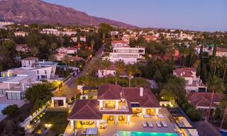 Weelderige modern-mediterrane luxe villa te koop, direct aan de golfbaan in Nueva Andalucia, Marbella 21521 