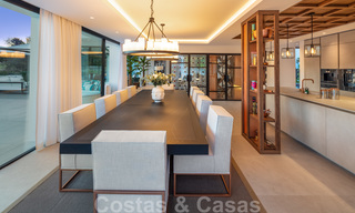 Weelderige modern-mediterrane luxe villa te koop, direct aan de golfbaan in Nueva Andalucia, Marbella 21526 