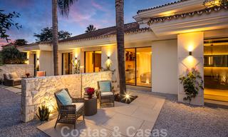 Weelderige modern-mediterrane luxe villa te koop, direct aan de golfbaan in Nueva Andalucia, Marbella 21529 