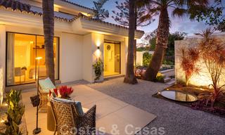 Weelderige modern-mediterrane luxe villa te koop, direct aan de golfbaan in Nueva Andalucia, Marbella 21530 