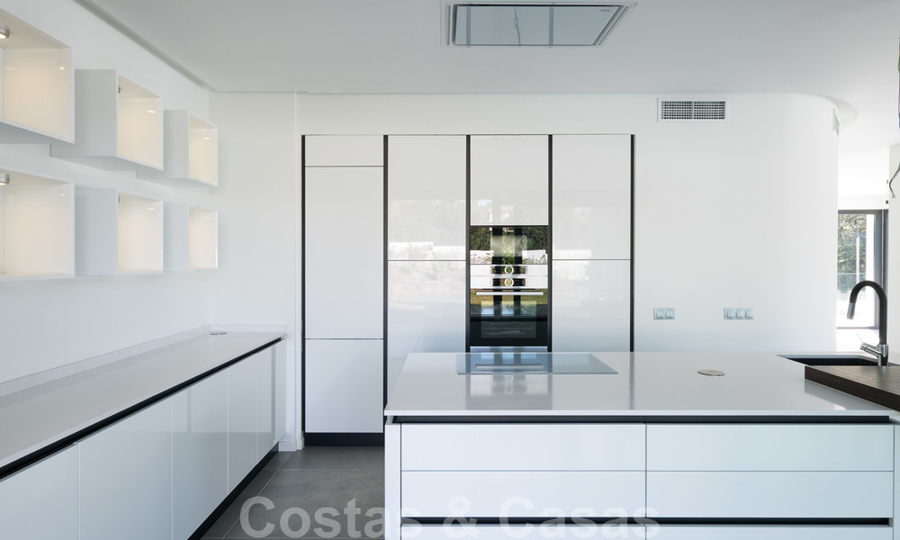 Prachtige nieuwe eigentijdse villa te koop, klaar om in te trekken, Oost-Marbella 21775