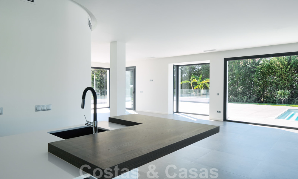 Prachtige nieuwe eigentijdse villa te koop, klaar om in te trekken, Oost-Marbella 21776