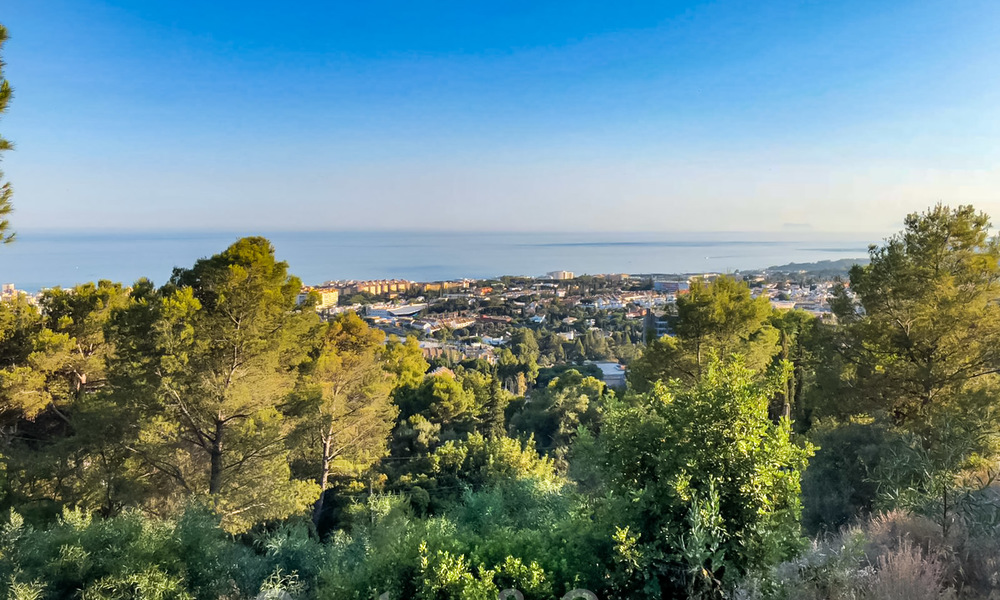Grote kavel met bouwproject en prachtig zeezicht te koop in een exclusieve woonwijk boven Marbella stad 21826