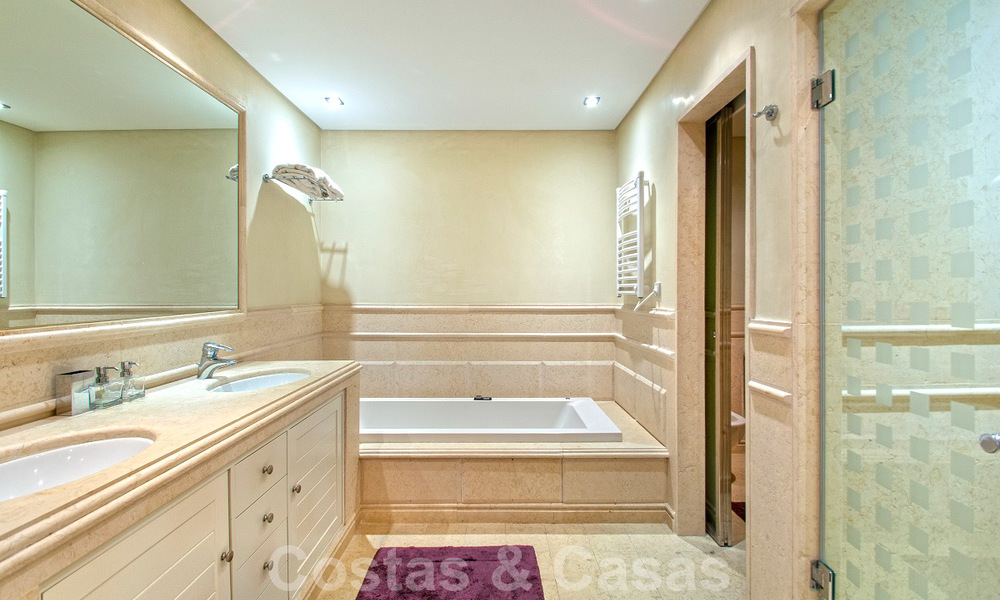 Luxe appartement te koop in een exclusief complex direct aan het strand op de New Golden Mile, Estepona 21802