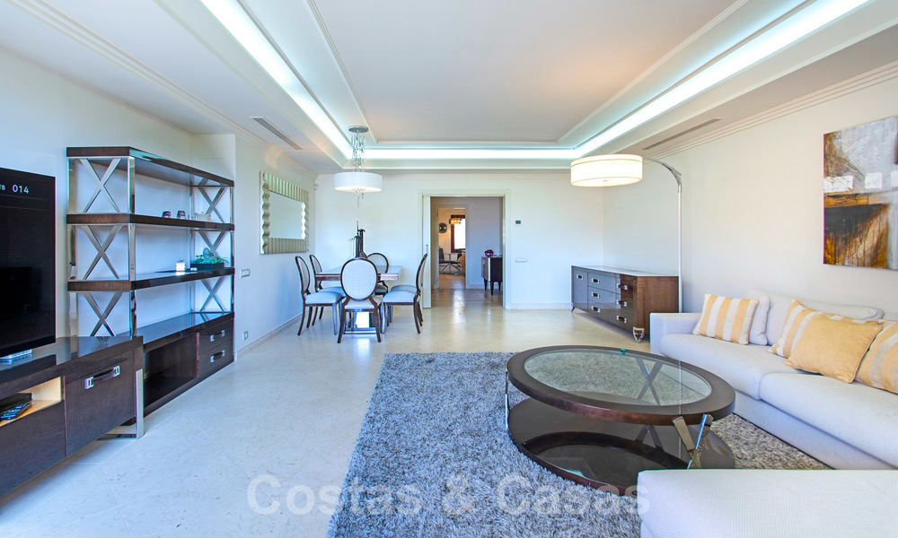 Luxe appartement te koop in een exclusief complex direct aan het strand op de New Golden Mile, Estepona 21813