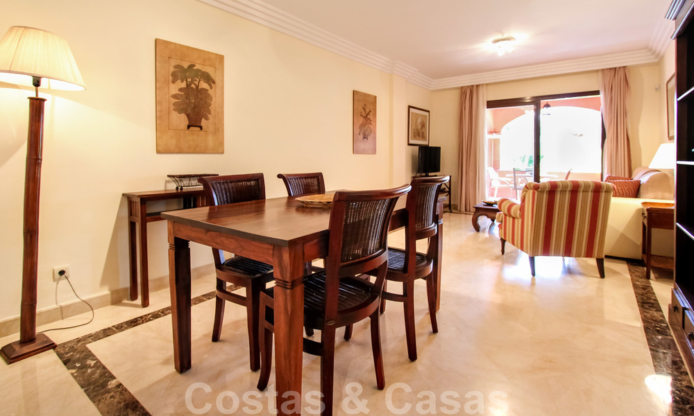 Aantrekkelijk investerings- of vakantieappartement te koop in een populair resort, op loopafstand van het strand en Puerto Banus, Marbella 21925
