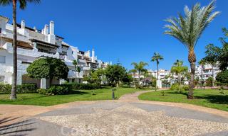 Recentelijk gerenoveerd helder appartement te koop in een prachtig strandcomplex op loopafstand van voorzieningen en San Pedro, Marbella 21940 