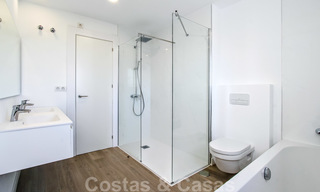 Recentelijk gerenoveerd helder appartement te koop in een prachtig strandcomplex op loopafstand van voorzieningen en San Pedro, Marbella 21946 
