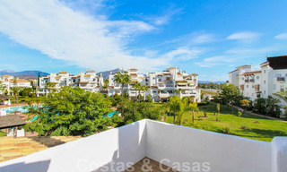 Recentelijk gerenoveerd helder appartement te koop in een prachtig strandcomplex op loopafstand van voorzieningen en San Pedro, Marbella 21949 